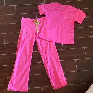 Women’s scrubs top and pants